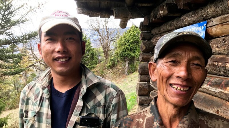 Die Wildhüter Zhonghua und Jianhua sind auf der Suche nach Schwarzen Stumpfnasenaffen. – Bild: NDR/​Eikon Media GmbH/​Jörg Daniel Hissen