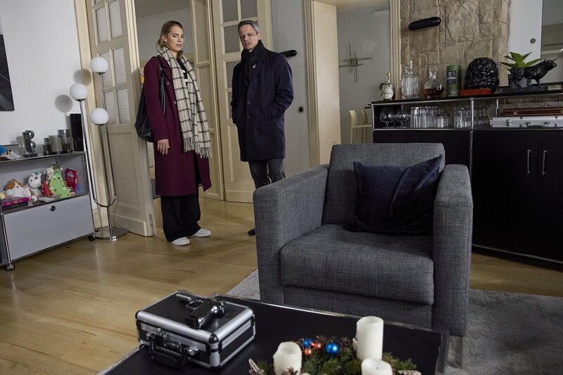 Stella (Bettine Langehein) versucht erfolglos, Benedikt (Jens Hajek) von seinen Racheplänen abzubringen. – Bild: RTL /​ Kai Schulz /​ Appell an die Liebe