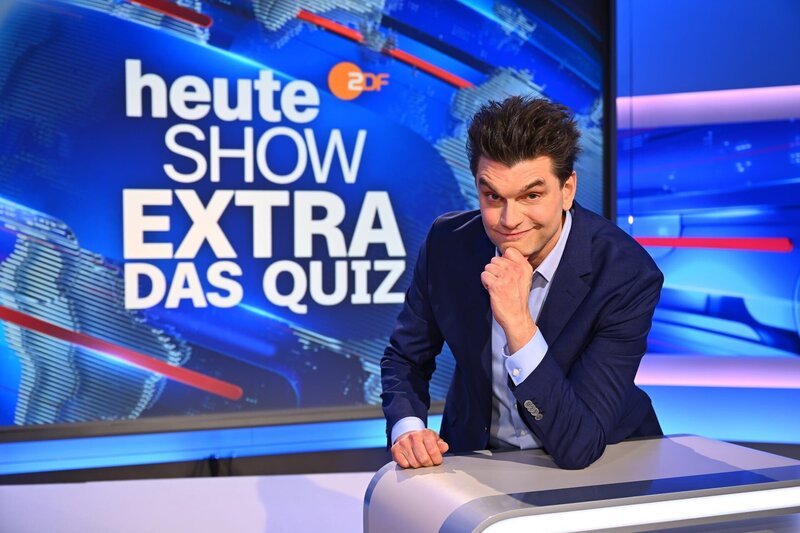 Lutz van der Horst moderiert auch 2026 wieder „heute-show extra – Das Quiz“. – Bild: ZDF
