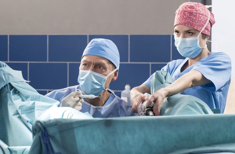 Dr. Rolf Kaminski (Udo Schenk, l.); Julia Berger (Mirka Pigulla, r.) – Bild: Jens-Ulrich Koch