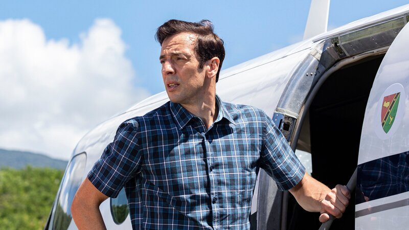 DI Neville Parker (Ralf Little) nimmt sich eine Auszeit vom Job, doch Saint Marie zu verlassen, fällt ihm nicht leicht. – Bild: ZDF und Denis Guyenon