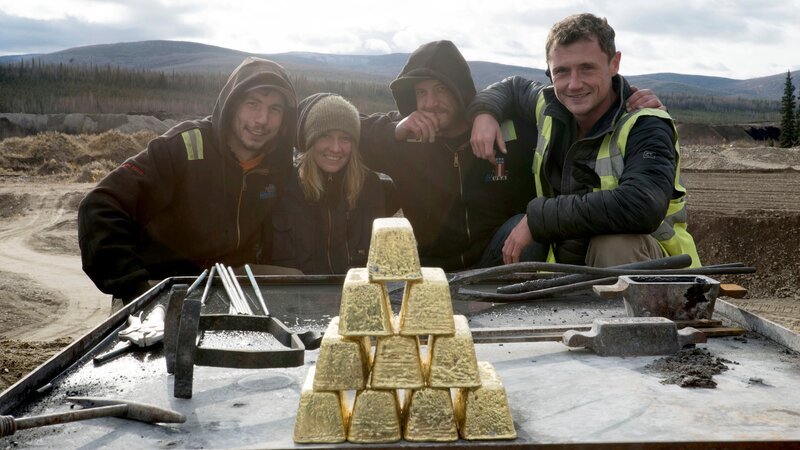 Left to right: Parker Schnabel, Karla Ann, Rick Ness and Sam Brown in front of pile of gold. – Bild: Discovery Communications