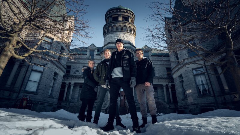 Chelsea Laden, Alex Schroeder, Tanner Wiseman and Dakota Laden at Ohio State Reformatory, as seen on Travel Channel’s Destination Fear. – Bild: TRAVEL CHANNEL /​ Scripps