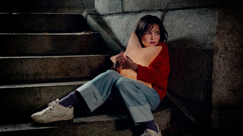 Laura (Emilia Kowalski) – Bild: SRF/​Warner Bros