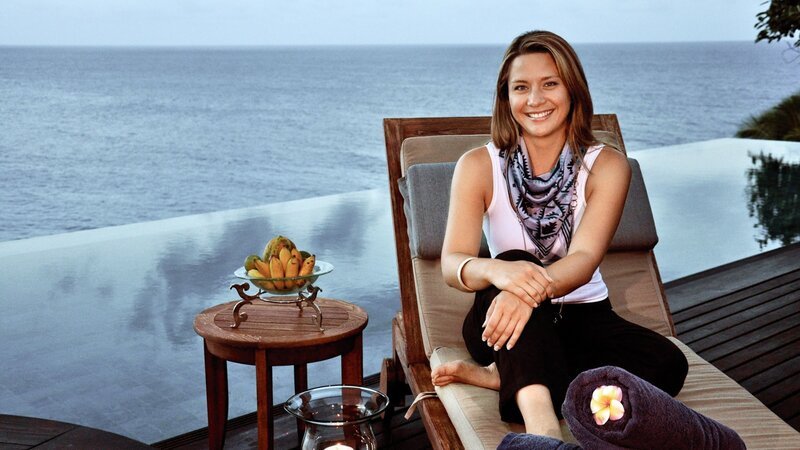 Moderatorin Wasiliki Goutziomitros auf Frégate Island, Seychellen – Bild: ZDF und SRF