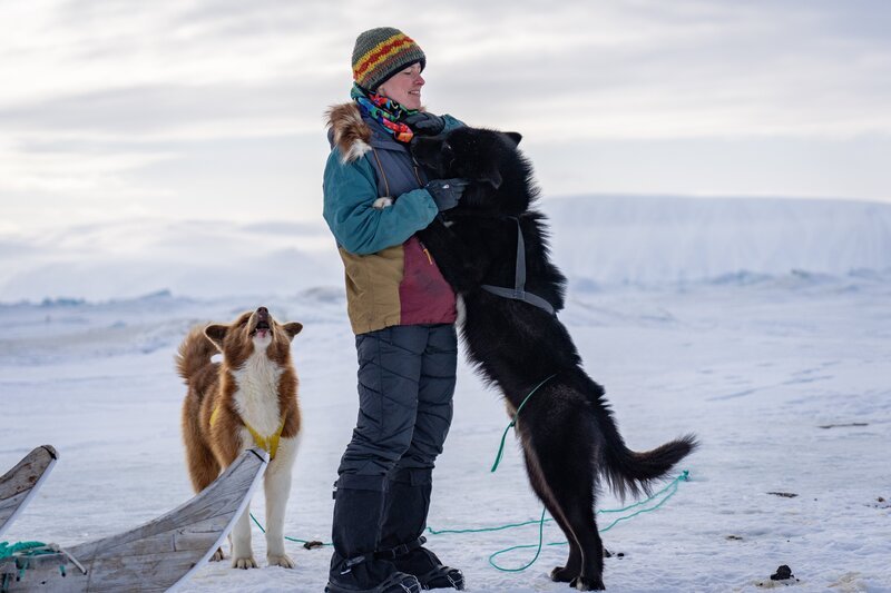 Autorin, Regisseurin und Produzentin Josefin Kuschela hat sechs Monate in Nordgrönland verbracht und so die Inughuit (kleine Untergruppe der Inuit) und ihren Alltag kennen gelernt. – Bild: Josefin Kuschela /​ ZDF