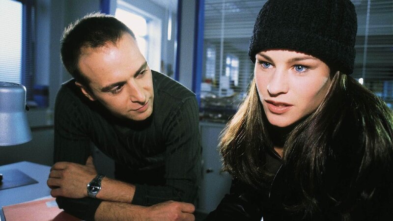 Semir (Erdogan Atalay) und Rebecca (Dorkas Kiefer) wird klar, dass sie Rohloffs Komplizen finden müssen, bevor er ebenfalls von den Schattenkriegern umgebracht wird. – Bild: TVNOW