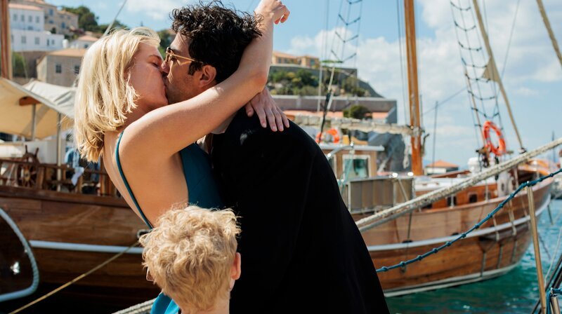 Wiedersehen auf Hydra: Leonard (Alex Wolff) und Marianne (Thea Sofie Loch Næss) (mit Christian Wilsgård). – Bild: HR/​NDR/​Nikos Nikolopoulos
