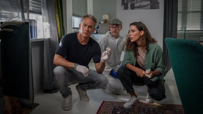 Jan Maybach (Marco Girnth, l.), Kim Nowak (Amy Mußul, r.) und Spusi-Holger (Holger Koch, M.) untersuchen die Wohnung der Vermissten. – Bild: ZDF und Steffen Junghans