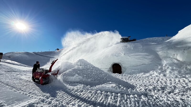 Auf fast 2000 Metern Höhe kann man im Winter am Nebelhorn im Iglu übernachten. – Bild: Sandra Schlittenhardt /​ BR