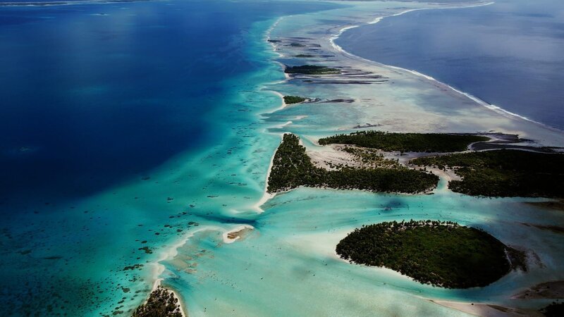 Die Atolle bestehen aus winzigen Eilanden wie an einer Perlenkette aufgereiht. – Bild: Yann Hubert /​ BR /​ Ampersand