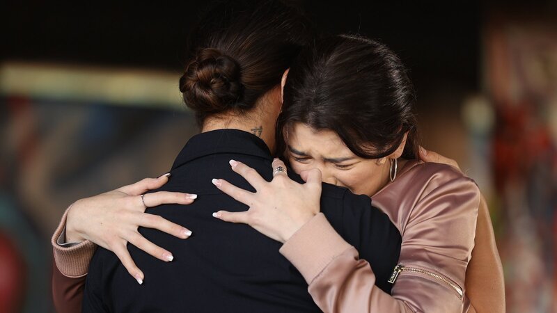 Chens (Melissa O’Neil, l.) Ermittlung im Mordfall einer Teenagerin treibt Tamara (Dylan Conrique, r.) an den Rand ihrer Gefühle. Denn das getötete Mädchen und Tamara waren früher gute Freundinnen. – Bild: ZDF und Raymond Liu