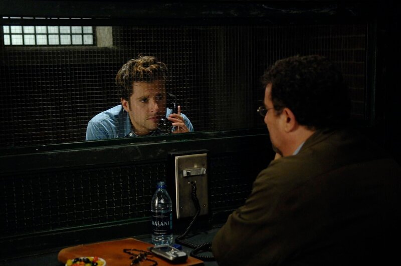PSYCH – „Lights, Camera, Homicido“ – Pictured: (l-r) James Roday as Shawn Spencer, Saul Rubinek as Lance – Bild: USA Network /​ UNIVERSAL CHANNEL /​ Alan Zenuk