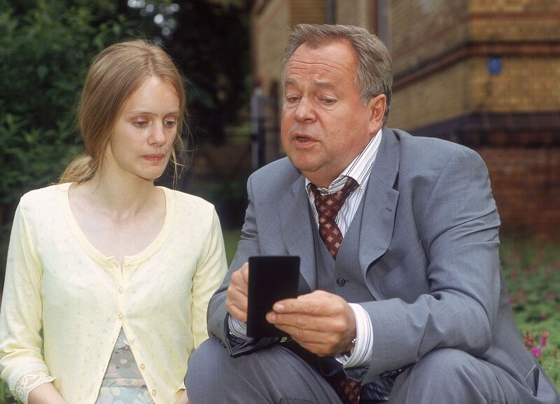 Kommissar Kehler (Wolfgang Bathke) findet im Garten der psychiatrischen Klinik eine völlig verstörte Elsa (Anne Kanis) vor. Er versucht den Grund ihrer Ängste zu erfahren. – Bild: MG RTL D /​ Rolf Baumgartner