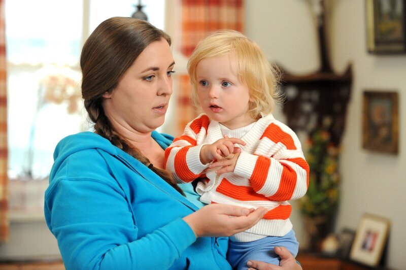 Sophia (Patricia Freund) ist überrascht als Sissi plötzlich „Depp“ sagt. – Bild: Marco Orlando Pichler /​ BR