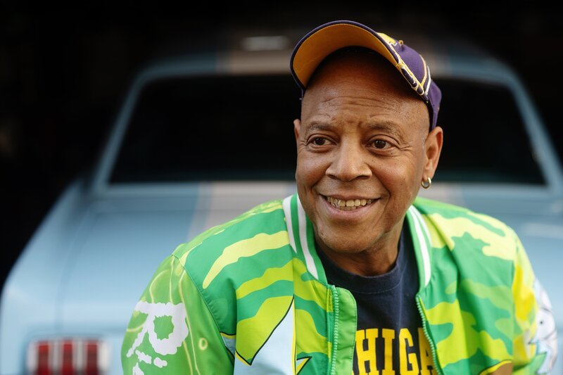 Ricky Harris im Porträt vor seinem Oldtimer. – Bild: Simon Koy /​ BR /​ Tellux Film GmbH