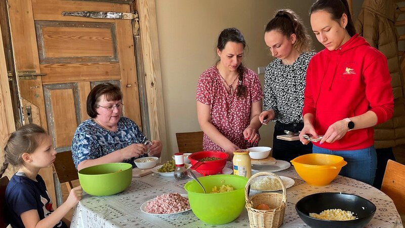 Zu Tisch Litauen Zu Ostern wird gemeinsam gekocht. – Bild: SRF/​Marvin Entholt