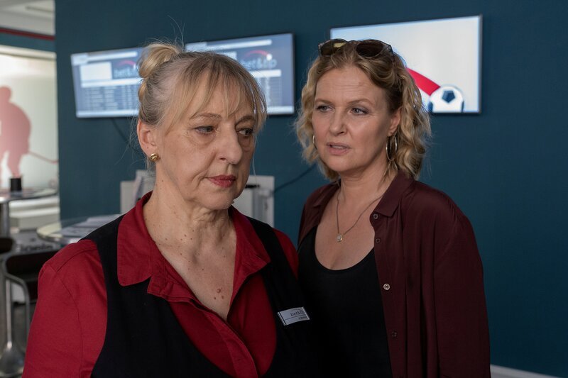 Vera Lanz (Katharina Böhm, r.) bezichtigt Nicole Borchardt (Johanna Bittenbinder, l.) des Betrugs. – Bild: ZDF/​Michael Marhoffer
