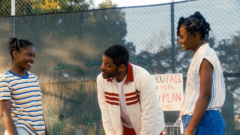 v.li.: Serena Williams (Demi Singleton), Richard Williams (Will Smith), Venus Williams (Saniyya Sidney). – Bild: ORF/Warner v.li.: Serena Williams (Demi Singleton), Richard Williams (Will Smith), Venus Williams (Saniyya Sidney). – Bild: ORF/Warner