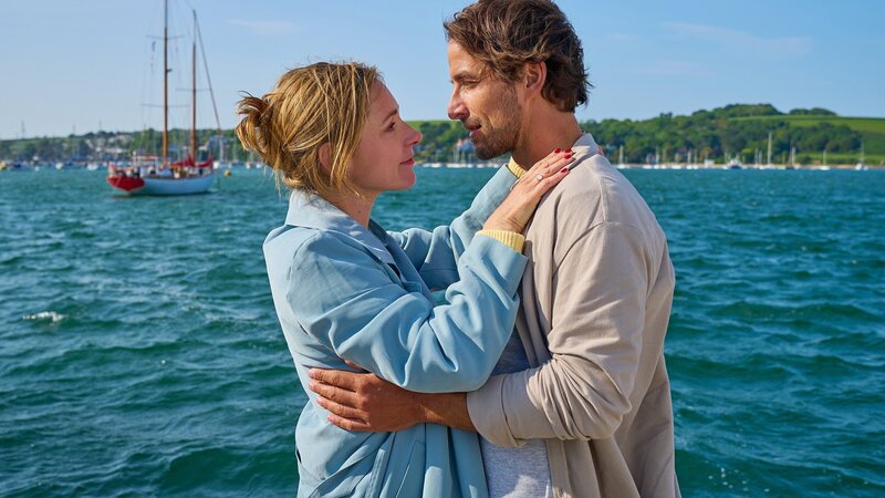 Rosamunde Pilcher Liebe auf den ersten Blick: Friederike Linke als Amanda Boyd, Max Alberti als Dr. Kieran Nash – Bild: SRF/​ZDF/​Jon Ailes