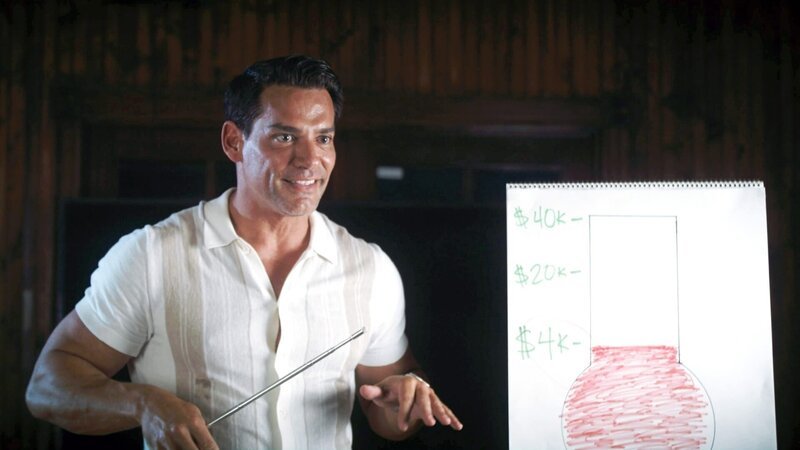 Chad (Cristián de la Fuente) erklärt der Familie seine Pläne für die Bäckerei – Bild: RTLZWEI