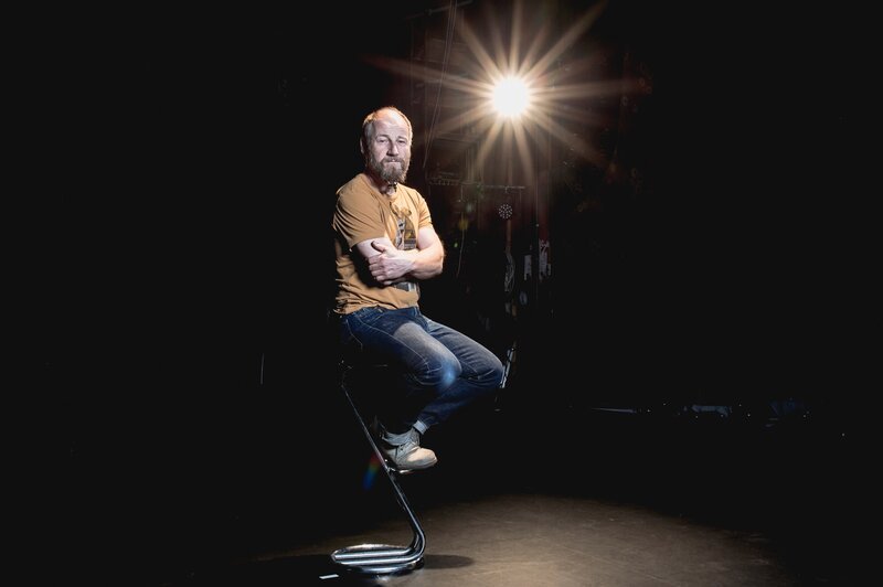 Fototermin mit Roland Düringer für ServusTV’s „Kabarett-Legenden – Roland Düringer“. – Bild: Martin Hörmandinger /​ ServusTV