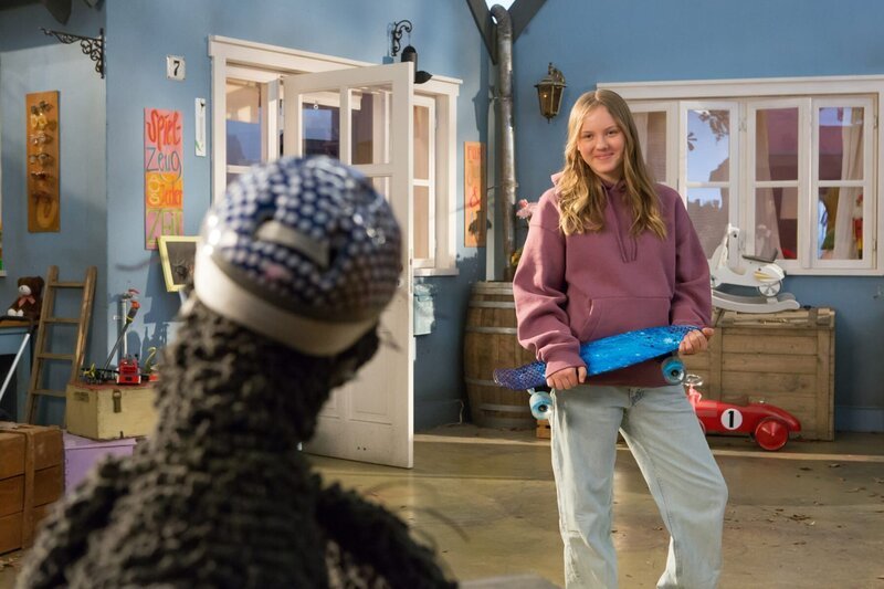 Rudi (Lennart Morgenstern) ist neidisch. Lola (Heidi Tebroke) hat ein schickes, neues Skateboard. – Bild: ZDF/​Zia Ziarno