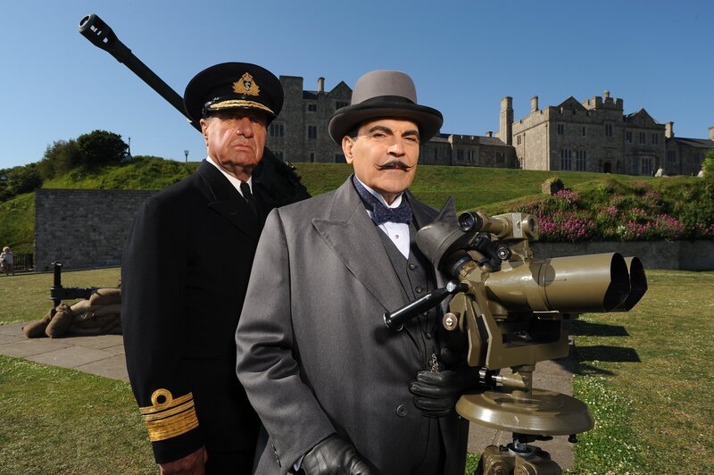 (v.li.): Vice Admiral Hamling (Geoffrey Palmer), Hercule Poirot (David Suchet) – Bild: ORF/​ITV Studios Global Entertainment