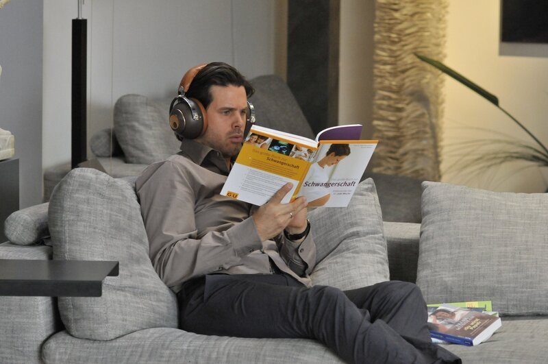 Stürzt sich in das Abenteuer einer Leihmutter-Schwangerschaft: Seitdem Michael (Steffen Groth) weiß, dass sein Kind unterwegs ist, verbringt er jede freie Minute mit der Leihmutter und ihrem Sohn. Da ist Ärger vorprogrammiert … – Bild: SAT.1 /​ Heike Ulrich Eigenproduktionsbild frei