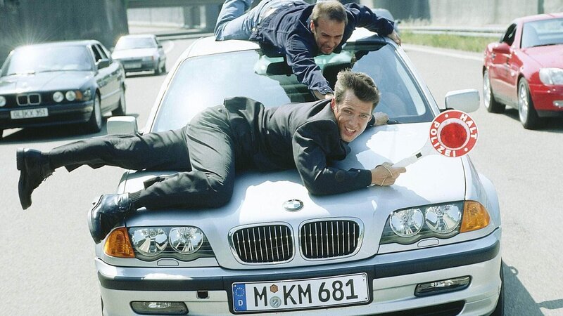 Semir (Erdogan Atalay, hinten) und sein neuer Kollege Tom (Rene Steinke) – Bild: TVNOW /​ Mühle