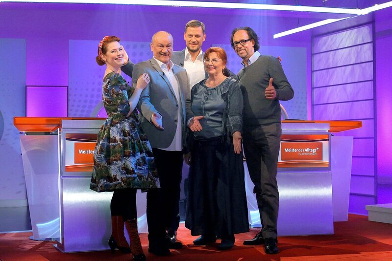 Moderator Florian Weber stellt in „Meister des Alltags“ die Alltagstauglichkeit seiner prominenten Kandidaten auf die Probe. „Meister des Alltags“ spendet seinen Gewinn einem guten Zweck. v.li. Enie van de Meiklokjes, Bodo Bach, Florian Weber, Alice Hoffmann und Christoph Sonntag. – Bild: Peter A. Schmidt