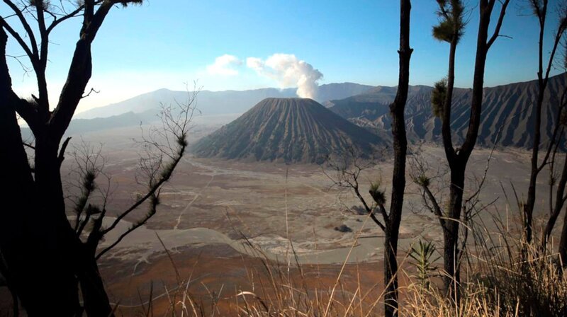 Java liegt im „Ring of Fire“, einer der aktivsten Vulkanregionen der Erde. – Bild: phoenix/​ZDF