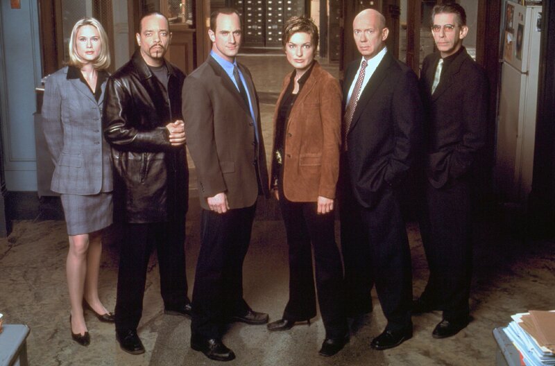 3. Staffel (v.l.): Assistant D. A. Alexandra Cabot (Stephanie March), Detective Odafin ‚Fin‘ Tutuola (Ice-T), Detective Elliot Stabler (Christopher Meloni), Sergeant Olivia Benson (Mariska Hargitay), Captain Donald Cragen (Dann Florek) und Sergeant John Much (Richard Belzen) – Bild: RTL NITRO