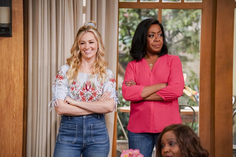 Gemma Johnson (Beth Behrs, l.); Tina Butler (Tichina Arnold, r.) – Bild: CBS Broadcasting, Inc. /​ Monty Brinton