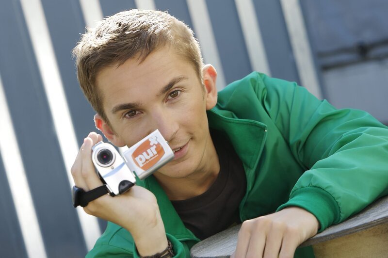 Eric Mayer moderiert das Entdeckermagazin „pur+“. – Bild: ZDF/​Kerstin Bänsch