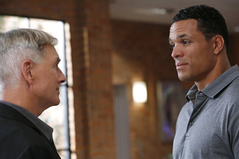 Kann NCIS Special Agent Tony Francis (Tony Gonzalez, r.) Gibbs (Mark Harmon, l.) bei der Lösung des aktuellen Falles unterstützen? – Bild: CBS Broadcasting, Inc. All Rights Reserved /​ Cliff Lipson