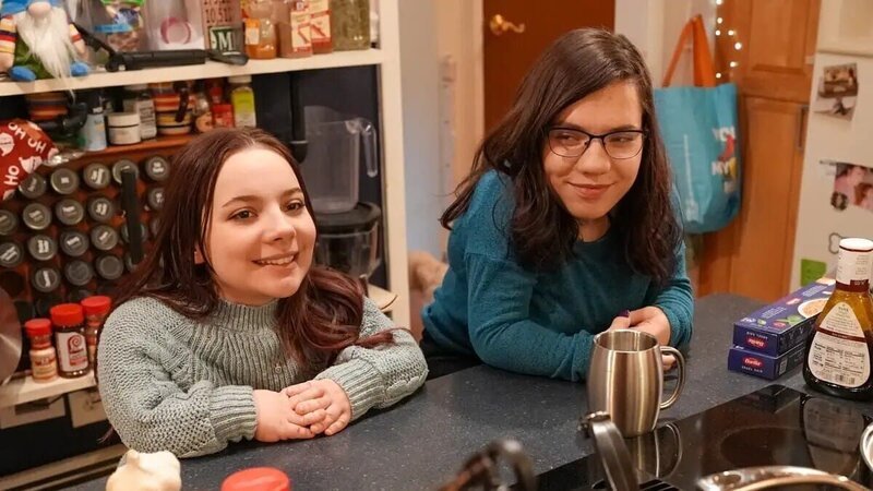 Natalia Grace Mans (r.) with Mackenzie (l.) – Bild: Warner Bros. Discovery