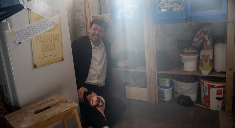 Frank Eisele (Dominik Bliefert) hat sich unerlaubt Zutritt zur Rechtsmedizin verschafft, um die Leiche einer gewissen Jessica Maler unbemerkt verschwinden zu lassen. Rechtsmediziner Dr. Benedikt Förster leistet Gegenwehr und dabei wird Eisele schwer verletzt. Was treibt den Mann überhaupt zu dieser verzweifelten Tat? – Bild: ZDF und MARKUS_FENCHEL