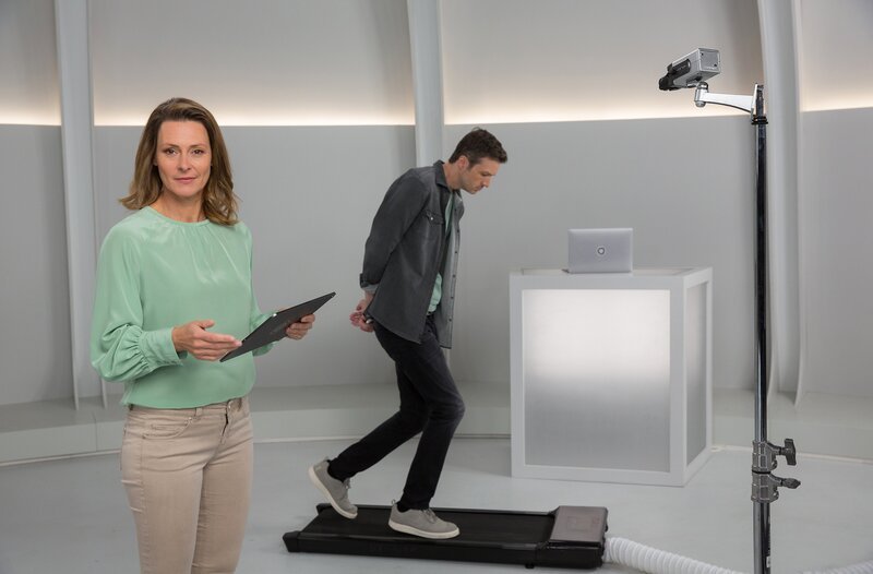 Ein chinesisches Startup arbeitet an einem KI gestützten System, das Menschen allein anhand ihres Gangs identifizieren kann. Adrian Pflug (h.) und Anja Reschke (v.) in „Wissen vor acht – Zukunft“. – Bild: ARD/​Michael Böhme