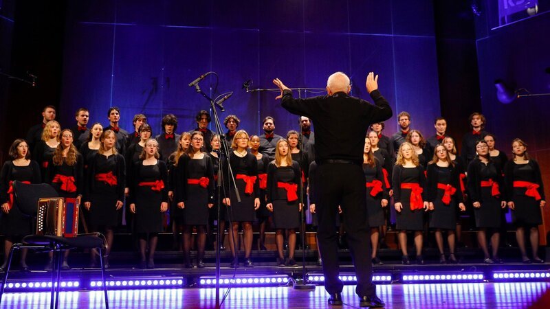 Sternstunde Musik – Vier Sprachen, ein Konzert: «Jeunes Talents Noël» mit Dirigent. – Bild: SRF/​RSI