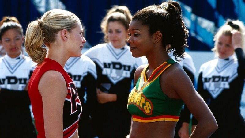 Zwei konkurrierende Cheerleaderteams versuchen sich gegenseitig zu übertrumpfen, um schließlich bei den US-Meisterschaften zu gewinnen.. (Foto: Kirsten Dunst, li.; Gabrielle Union) – Bild: RTLZWEI