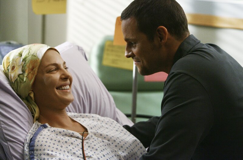Als Izzie (Katherien Heigl, l.) aus ihrer Narkose erwacht, erfährt sie von Derek, dass alles gut verlaufen ist und er den Tumor vollständig entfernen konnte. Doch Alex (Justin Chambers, r.) und Derek fällt auf, dass etwas mit ihr nicht stimmt … – Bild: American Broadcasting Companies, Inc. /​ Scott Garfield