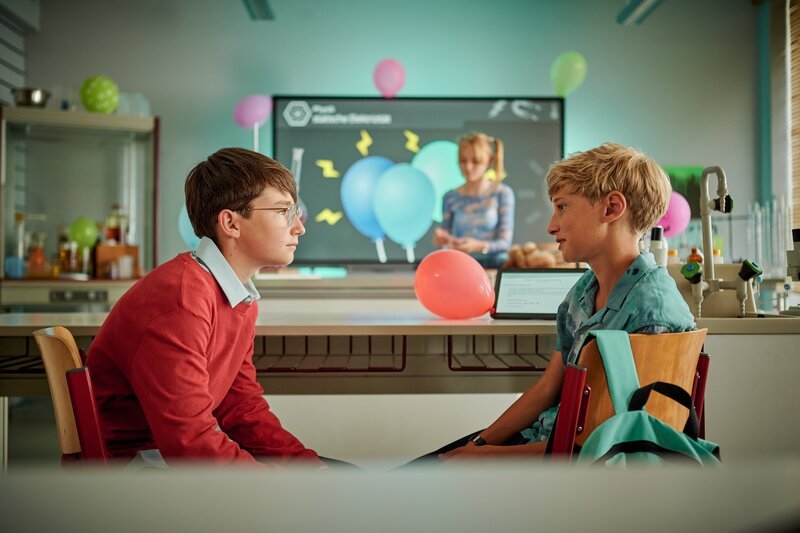 Casper (Jakob Engel, li.) verspricht Mikka (Jona Kirchner, re.) beim Referat zu helfen. – Bild: KiKA
