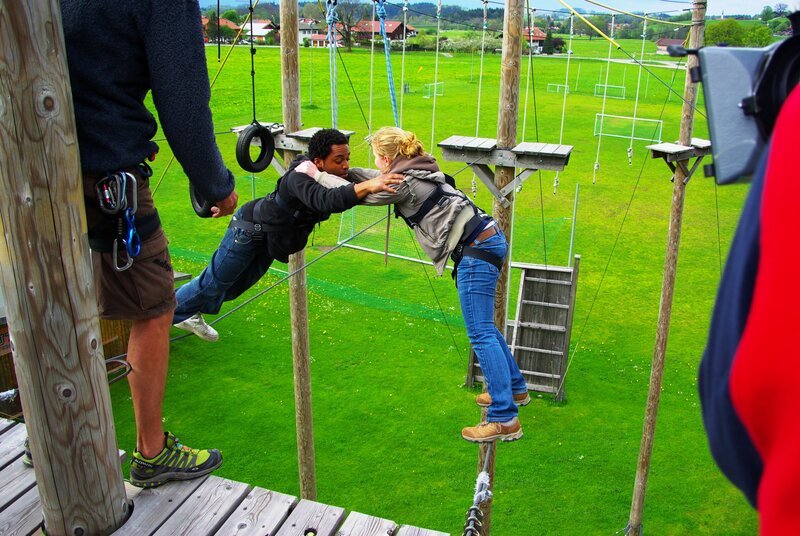 GRIPS Deutsch – Thema „Diktattraining“ – Angstabbau und Partnertraining im Hochseilgarten im Chiemgau: Hautnahes Lernen im Klettergarten. – Bild: BR/​Thomas Neuschwander