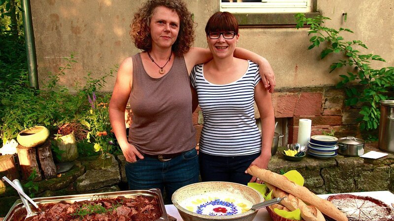 Zu Tisch in … Wetterau Staffel 1 Folge 8 – Die Dorfbewohnerinnen beim Dorffest – Bild: SRF/​ZDF/​ARTE