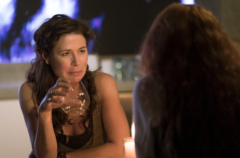 Irene Lee (Maura Tierney, l.); Foster Lee (Annalise Basso, r.) – Bild: Sony Pictures Television Inc.
