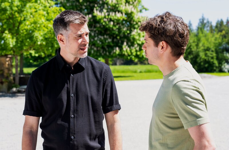 Im Gegensatz zu Kilian (Anthony Paul, r.) glaubt Yannik (Jo Weil, l.) weiterhin, dass Larissa ein falsches Spiel spielt. – Bild: ARD/​WDR/​Thomas Neumeier