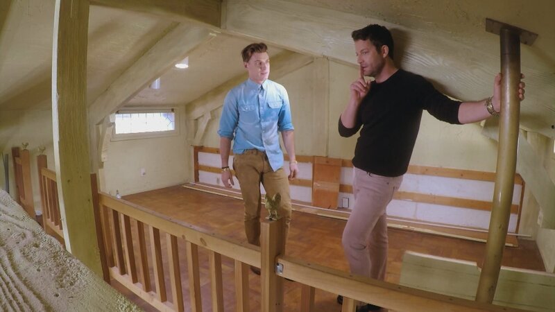 Lalo und Judson aus Kalifornien suchten für sich und ihre Töchter ein bezugsfertiges Haus mit drei Schlafzimmern und schönem Garten. Das Objekt, das sie kauften, passte von der Größe, war aber alles andere als schlüsselfertig. Sie machten die Leitungen und Klimaanlagen neu, doch die Innenausstattung überforderte das Paar komplett: Eingangshalle und Kamin sind nicht nutzbar, die Treppengeländer wackelig. – Bild: HGTV