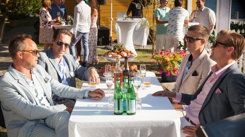 Die befreundeten Investmentbanker Adam Veile (Simon J. Berger, 2.v.l.), Jeppe Schøitt (Jon Øigarden, vorne l.), Henrik Kranz (Tobias Santelmann, r.) William Bergvik (Pål Sverre Hagen, 2.v.r.) langweilen sich auf der Feier. Ihre üblichen Partys mit Sex und Drogen sind mehr nach ihrem Geschmack. – Bild: Ingeborg Klyve /​ ZDF