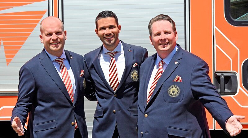 Das Kölner Dreigestirn v.l.n.r.: Jungfrau Aenne Stefan Blatt, Prinz Karneval Niklas I. Niklas Jüngling und Bauer Clemens Clemens von Blanckart. – Bild: WDR/​IMAGO/​Horst Galuschka /​ WDR Kommunikation/​Redaktion Bild